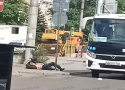 Глухонемого старика выбросил на тротуар водитель автобуса в Воронеже