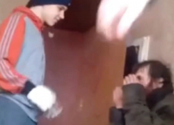 Ужасающее избиение бездомного подростками сняли в Воронеже 