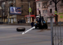 Трактор потерял колесо на перекрестке в Воронеже