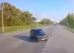 Момент переворота фуры на воронежской трассе показали на видео от первого лица