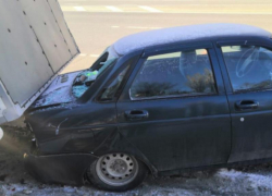 Грузовик протаранил Lada и Toyota на парковке в Воронеже 