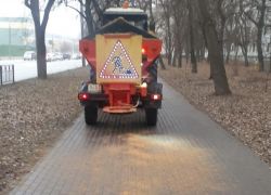 Тротуары и дороги начали обрабатывать пескосмесью и бесцветным реагентом в Воронеже 