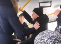 Опубликовано видео потасовки в переполненном воронежском автобусе