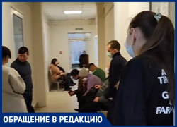 Огромную очередь к врачу засняли на видео в воронежской поликлинике