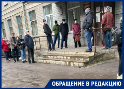 «В очереди сидим по шесть часов»: воронежцы рассказали о столпотворении у воронежской поликлиники