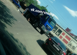 В жесткой аварии самосвал отправил воронежского велосипедиста в больницу