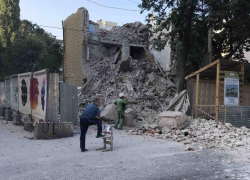 Обломки "дома под тряпкой" рухнули на проезжую часть в Воронеже