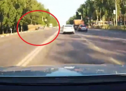 Момент жуткого наезда на пешеходов попал на видео в Воронеже