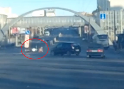 Момент странного столкновения машины с мотоциклом попал на видео в Воронеже 