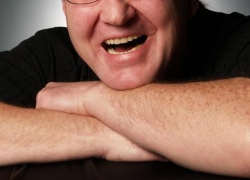 Взрослый воронежец представлялся 14-летним подростком и требовал интимные фото от  12-летних девочек