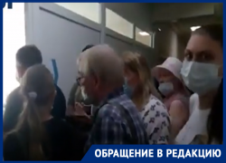 «Полный бардак»: гигантская очередь на прививку от COVID-19 образовалась в воронежской поликлинике 
