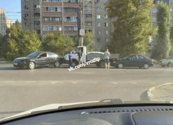В Воронеже трое водителей устроили "паровозик" на перекрестке