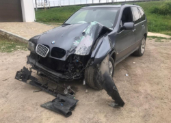 Водитель разбил BMW об опору ЛЭП в Воронежской области – есть пострадавшие