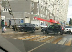 Водитель иномарки снес светофор в Воронеже