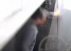 Избитое зеркало рухнуло на журналиста в лифте воронежского ЖК