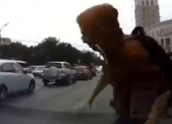 Автомобилист снял на видео, как сбил пешехода-нарушителя в центре Воронежа