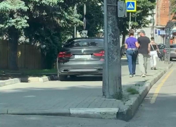 Водитель на BMW захватил тротуар в Воронеже