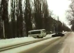 Воронежцы сняли на видео, как ПАЗик улетает в кювет