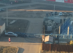 Воронежцы сообщили о падении строительного крана рядом со школой 