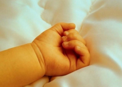 2-летняя девочка погибла из-за падения из окна в Воронеже 