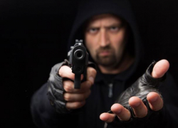 Голодный воронежец с пистолетом обнес две закусочные за 10 минут