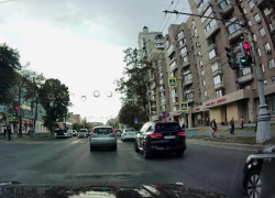 Три нетерпеливых автомобилиста «прокрались» на красный и попали на видео в Воронеже