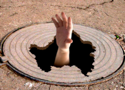 В воронежском селе 3-летний мальчик, играя с котенком, упал в канализационную яму