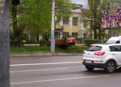 К подножью школы имени генерала Черняховского упала иномарка в Воронеже