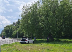 Снес забор и вылетел на газон: пилот на BMW эпично долетался на воронежской набережной 