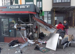 Уходивший от погони Hyundai снес «Русский аппетит» с продавцом в Воронеже 