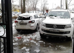 Воронежцы сообщили о жестком падении наледи в элитном жилом массиве