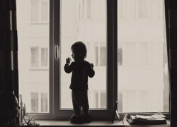 В Воронеже ребенок выпал из окна восьмого этажа