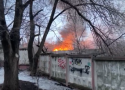 Опубликовано видео полыхающей заброшки в Воронеже 