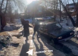 Толкали всем домом: коммунальное ЧП превратило воронежский двор в ледяную ловушку