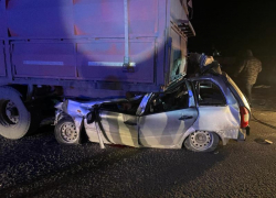 Легковушку с пассажиром смяло под кузовом грузовика в Воронежской области: двое погибших 