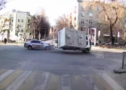 Момент столкновения автозака с такси попал на видео в Воронеже