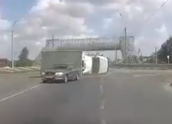 Момент эффектного переворота "Газели" на трассе под Воронежем сняли на видео