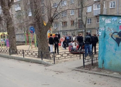 Компания агрошкольников расстроила воронежскую мамочку на детской площадке 