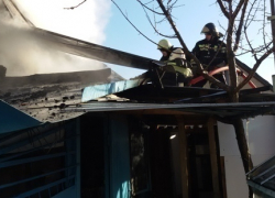 В Воронеже на улице МОПРа загорелся двухэтажный дом