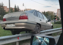 «Нексия» оседлала отбойник на Московском проспекте в Воронеже