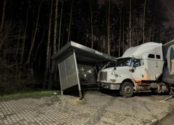 Последствия столкновения грузовика с остановкой показали на фото в Воронеже