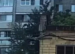 Выпавшая с шестого этажа дома на 9 Января девочка умерла в воронежской больнице 