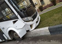 Автобус с лопнувшим колесом вылетел к воронежскому правительству