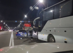 Опубликовано видео массового ДТП с участием легковушек, автобуса и тягача в Воронеже