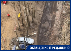 «К дому можно подобраться только на тракторе»: жители воронежской многоэтажки просто поражены качеством дворовых дорог 