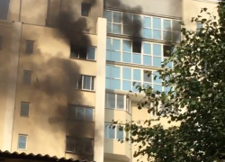 Из полыхающей многоэтажки в центре Воронежа эвакуировали пять человек