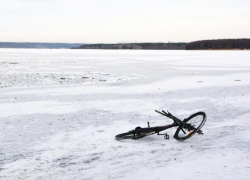 Велосипедисты провалились под лед водохранилища в Воронеже