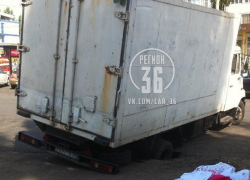 Воронежцы сфотографировали провалившийся в асфальт ЗИЛ