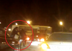 В Воронеже сняли на видео драку инструктора автошколы и водителя 