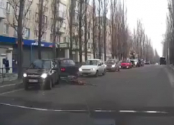 На видео попало, как «Лада» врезается в поток автомобилей в Воронеже